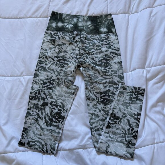 Fabletics Seamless Ankle Leggings Womens Size Small Camo Green Nylon - Picture 8 of 8